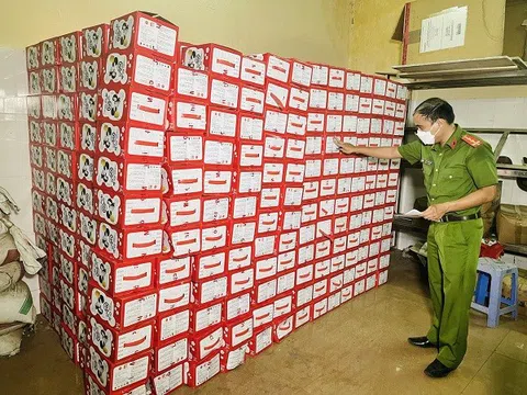 Lào Cai: Thu giữ lô hàng gần 1.000 thùng bánh dẻo không nguồn gốc