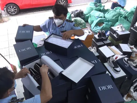 Cục QLTT Thành phố Hồ Chí Minh: Tạm giữ 1.903 sản phẩm áo, giày, dép, túi xách giả mạo nhãn hiệu