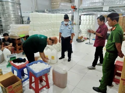 An Giang: Phát hiện cơ sở sản xuất dầu thực vật vi phạm quy định ghi nhãn hàng hóa