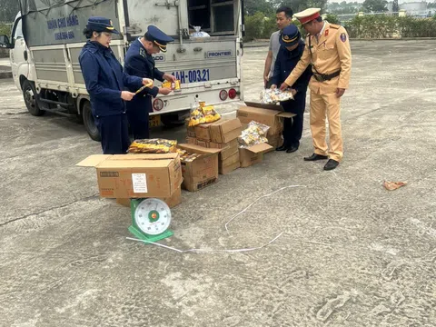 Quảng Ninh: Phát hiện hàng nghìn gói thực phẩm ăn liền nhập lậu cất giấu trong khoang chở hàng xe tải