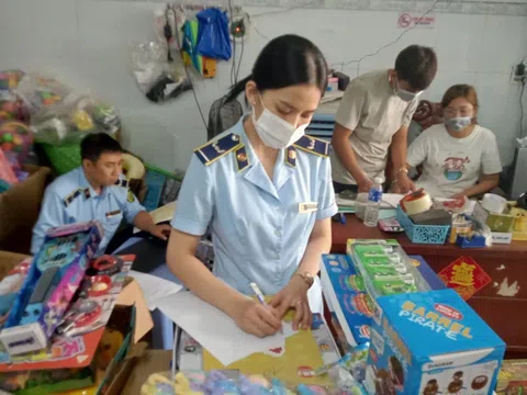 Thu giữ số lượng lớn đồ chơi trẻ em nhập lậu tại An Giang