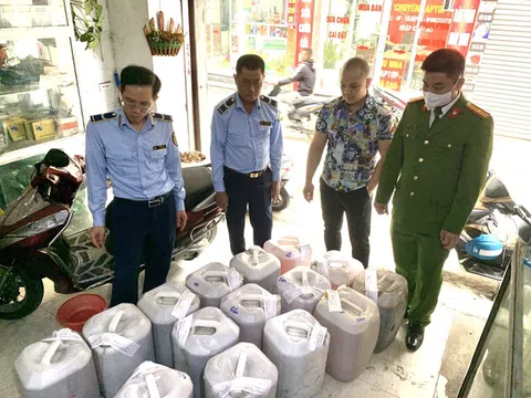Tạm giữ hàng trăm lít rượu màu thủ công không rõ nguồn gốc xuất xứ tại Hà Nội