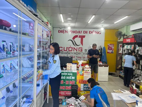 Tạm giữ trên 4.000 sản phẩm phụ kiện điện thoại không có hóa đơn chứng từ