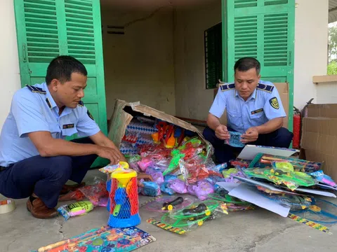 Phú Yên: Ngăn chặn phương tiện vận chuyển số lượng lớn đồ chơi trẻ em nhập lậu