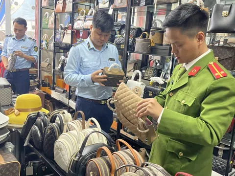 Lào Cai: Kiểm tra đột xuất cơ sở kinh doanh bày bán hàng hóa có dấu hiệu giả mạo nhãn hiệu CHANEL, LOUISVUITTON, HERMES