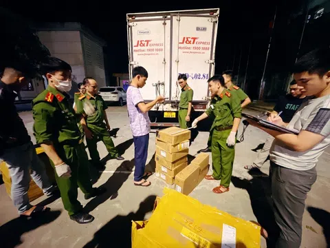 Quảng Trị: Bắt giữ phương tiện vận tải vận chuyển 1.080 chai mỹ phẩm không rõ nguồn gốc