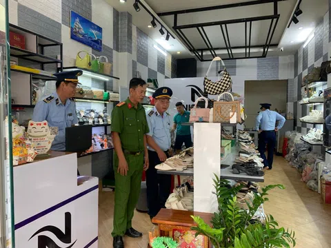 Cần Thơ: Phát hiện điểm kinh doanh giày dép, túi xách không rõ nguồn gốc, xuất xứ