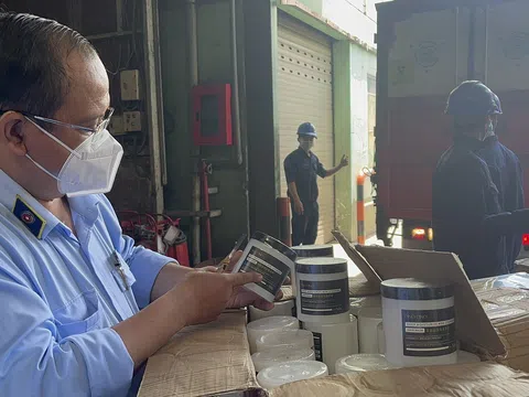 TP. HCM: Tiêu hủy hơn 7.300 sản phẩm không rõ nguồn gốc xuất xứ, giả mạo nhãn hiệu