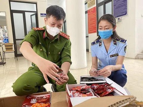 Hà Nội: Phát hiện phương tiện vận chuyển hàng nghìn sản phẩm ăn liền không rõ xuất xứ