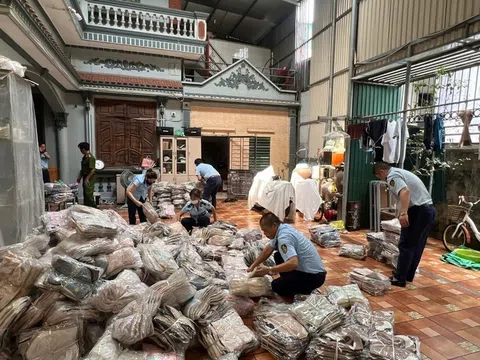 Hà Nội: Phát hiện kho chứa hàng chục nghìn sản phẩm thực phẩm nhập lậu