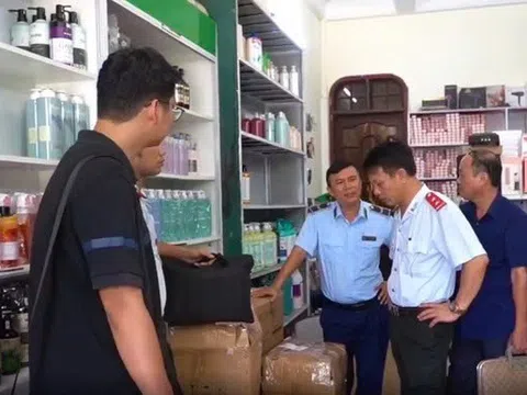 Phát hiện hàng trăm sản phẩm mỹ phẩm nhập lậu tại một cửa hàng nổi tiếng ở Quảng Bình