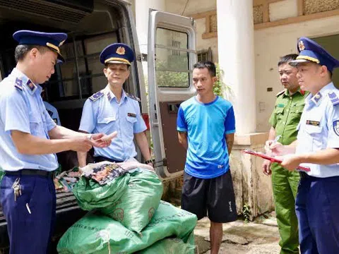 Lạng Sơn: Kiểm tra phương tiện, phát hiện 800 túi xúc xích nhập lậu