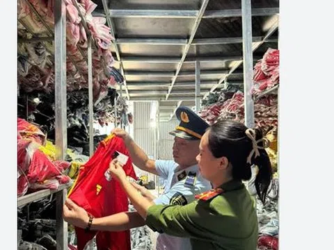 Thu giữ hơn 35.000 bộ quần áo giả mạo nhãn hiệu, trị giá hơn 6,6 tỷ đồng tại Hà Nội 