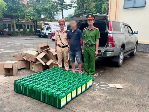 Đồng Nai: Bắt giữ xe tải chở hàng trăm lít thuốc diệt cỏ không rõ nguồn gốc
