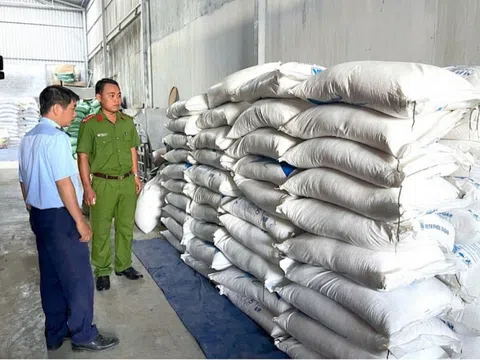 Gia Lai: Chỉ trong 4 ngày thu giữ hơn 2.400 sản phẩm tiêu dùng và 10 tấn đường lậu