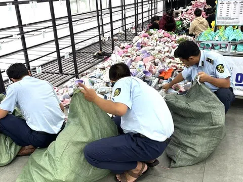 Kịp thời ngăn chặn hành vi bày bán nghìn đôi dép nghi giả mạo nhãn hiệu Crocs