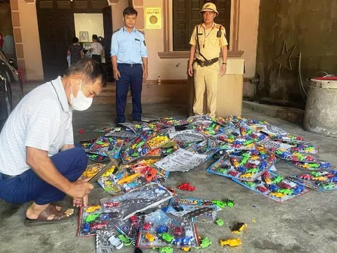 Nghệ An: Phát hiện và tiêu hủy 100 vỉ ô tô đồ chơi không rõ nguồn gốc