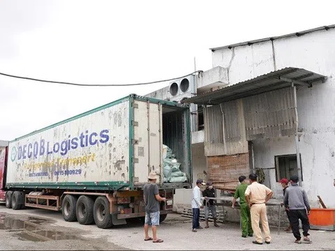 Xe đầu kéo chở 30 tấn thực phẩm không rõ nguồn gốc bị bắt giữ tại Huế