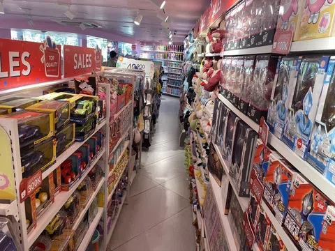 Vì sao hàng hóa không tem CR vẫn bày bán công khai tại cửa hàng Miniso?