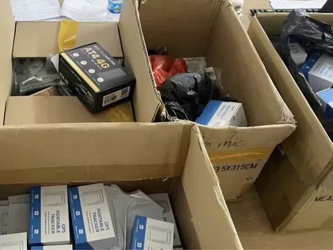 Hà Nội thu giữ hơn 300 thiết bị định vị nhập lậu, cảnh báo hiểm họa từ hàng trôi nổi