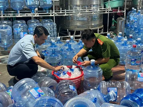 Triệt phá đường dây sản xuất 20.000 bình nước Lavie giả: Nước máy thành 'nước khoáng' bán khắp Hà Nội