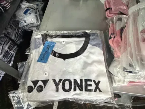 Triệt phá xưởng sản xuất hàng giả YONEX quy mô lớn tại Hà Nội: Hơn 16.000 sản phẩm bị thu giữ