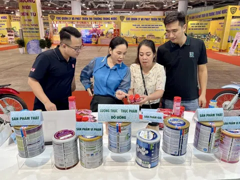 Gian hàng "Nhận diện hàng giả" thu hút đông đảo người dân tại Triển lãm - Hội chợ Sắc Thu Quảng Ninh