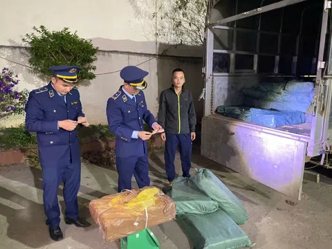 Lạng Sơn: Phát hiện 2 phương tiện vận chuyển hàng nhập lậu và thực phẩm không rõ nguồn gốc