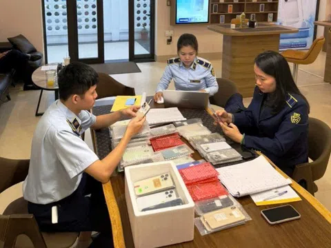 Quản lý thị trường Quảng Trị phát hiện cơ sở kinh doanh điện thoại iPhone cũ nhập lậu