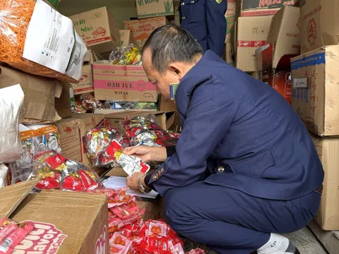 Quản lý thị trường Ninh Bình tạm giữ hàng nghìn sản phẩm thực phẩm vi phạm