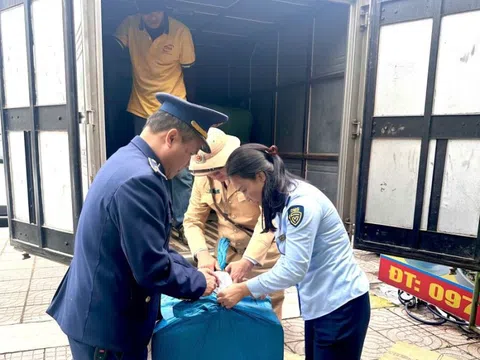 Hà Tĩnh: Phát hiện xe tải vận chuyển số lượng lớn quần áo không rõ nguồn gốc, xuất xứ