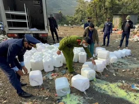 Lào Cai: Tiêu hủy 1.300 lít rượu không rõ nguồn gốc