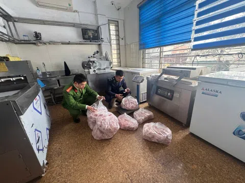 Hà Nội: Liên tiếp phát hiện 04 vụ vi phạm liên quan đến hành vi kinh doanh thực phẩm không rõ nguồn gốc