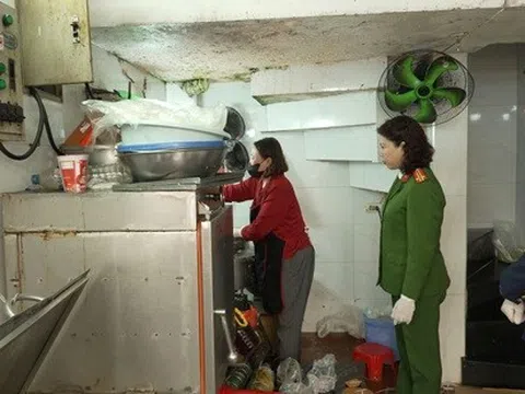 Hà Nội: Triệt phá cơ sở sản xuất và bán ra thị trường 300 tấn giò chả chứa hàn the