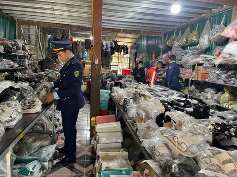 Lào Cai: Phạt 16 triệu đồng, tiêu hủy hàng loạt điện thoại nhập lậu và mũ bảo hiểm giả