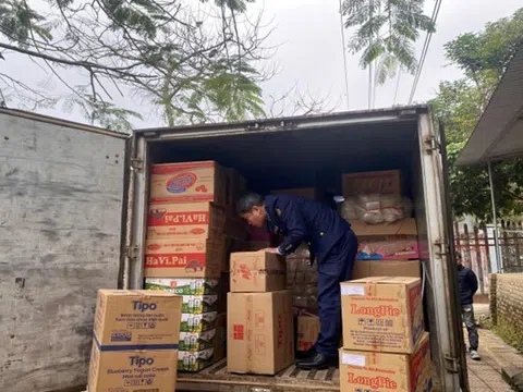 Thái Nguyên: Ngăn chặn xe tải chở hàng nghìn gói xúc xích, chân gà lậu bán cho học sinh