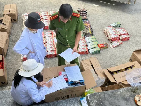 Lâm Đồng: Phát hiện cơ sở sản xuất cà phê giả từ đậu nành và hương liệu, thu giữ gần 8 tấn tang vật