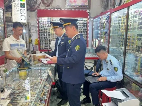 Nghệ An: Buôn bán kính mắt giả, một hộ kinh doanh bị xử phạt và buộc tiêu hủy hàng hóa
