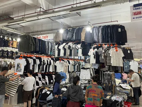 Kiểm tra cửa hàng kinh doanh, phát hiện hơn 10.000 đôi giày giả da không rõ nguồn gốc