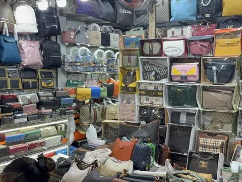 Hàng giả bày bán công khai, Chi cục Quản lý thị trường TPHCM nói đã làm ngày, làm đêm