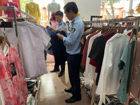 Tiền Giang: Phát hiện gần 400 sản phẩm quần áo may sẵn có nhãn không đúng quy định
