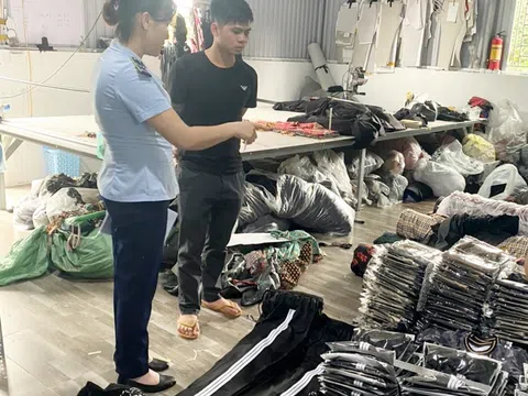 Nam Định: Tạm giữ 1.400 sản phẩm quần áo giả mạo nhãn hiệu và không rõ nguồn gốc, xuất xứ
