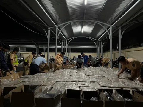 TP.HCM: Phát hiện xe hàng vận chuyển 120.000 bao thuốc lá điếu nhập lậu, tổng trị giá trên 3,5 tỉ đồng