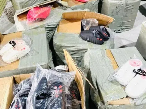 Phát hiện hàng trăm iPhone, túi xách Dior 'lậu' tuồn vào Việt Nam