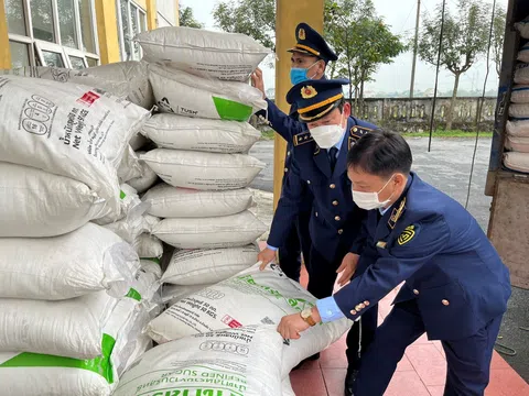 Hà Tĩnh: Phát hiện, xử lý 2.000 kg đường tinh luyện nhập lậu