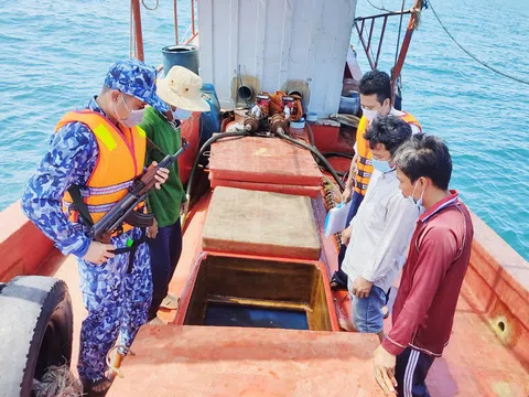 Cảnh sát biển: Bắt giữ tàu chở khoảng 27.000 lít dầu DO không rõ nguồn gốc
