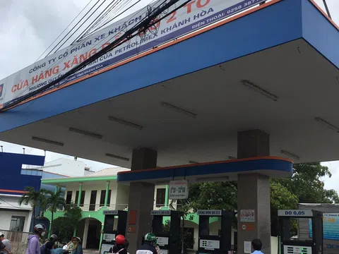Cục QLTT Khánh Hòa thành lập các Đoàn kiểm tra trực 24/24 giờ tăng cường kiểm tra, giám sát tình hình kinh doanh xăng dầu, trang thiết bị y tế, trong đó tập trung mặt hàng kit test nhanh COVID-19