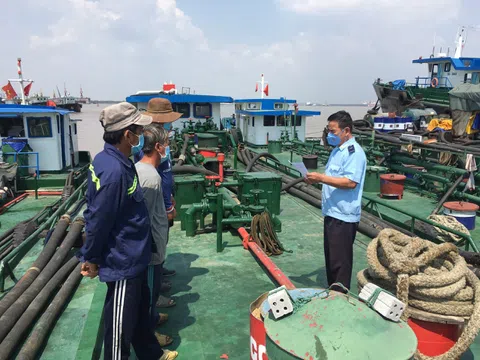 Hải đội 3 phối hợp bắt giữ hàng trăm tấn dầu có dấu hiệu vi phạm