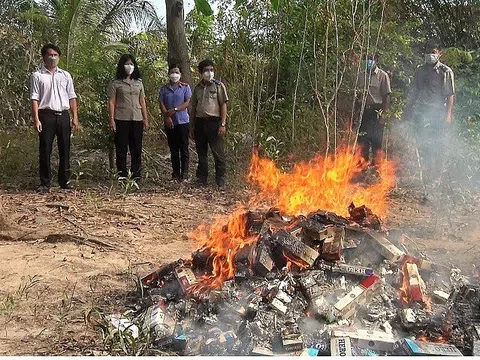 An Giang: Tiêu hủy 7.800 bao thuốc lá ngoại nhập lậu