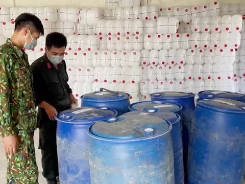 An Giang: Phát hiện hơn 1.600 lít cồn y tế không rõ nguồn gốc
